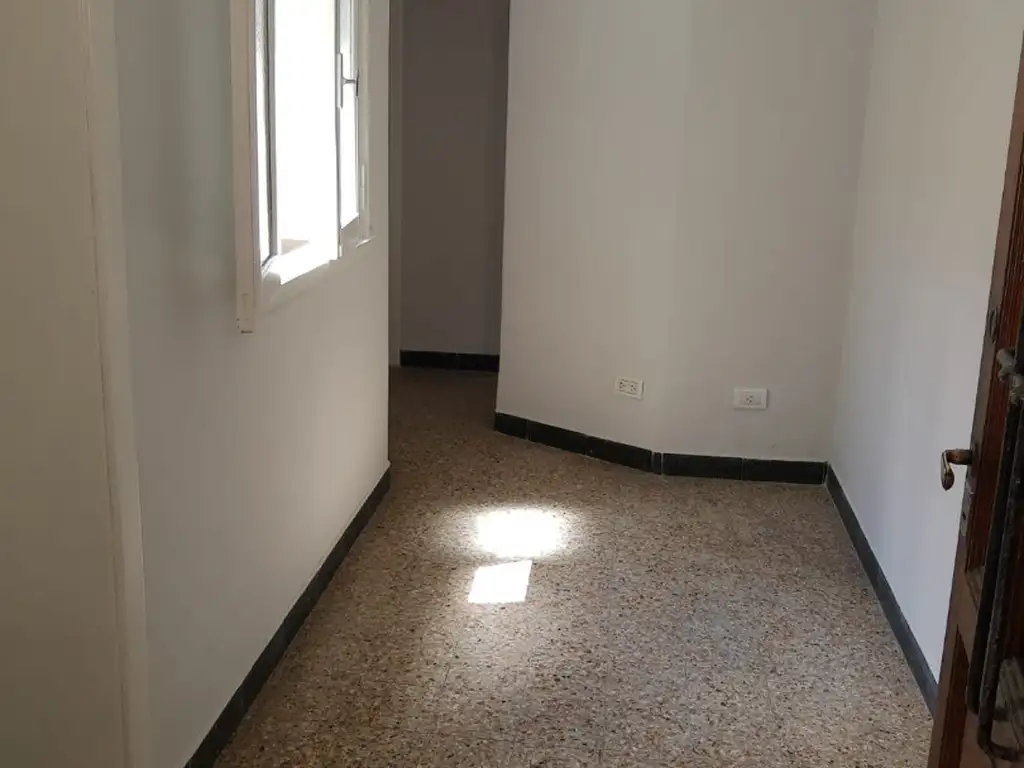 DEPARTAMENTO TIPO CASA, PRIMER PISO POR ESCALERA, 2 AMBIENTES CON TERRAZA