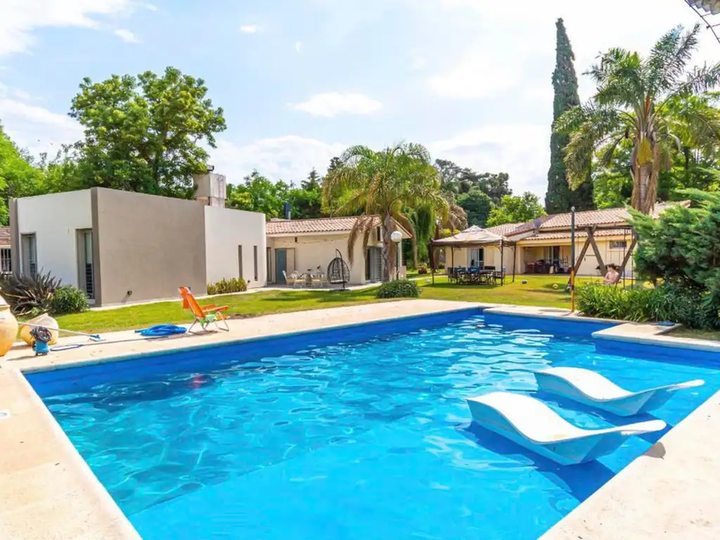 Casa de 3 dormitorios con gran jardín, pileta y quincho