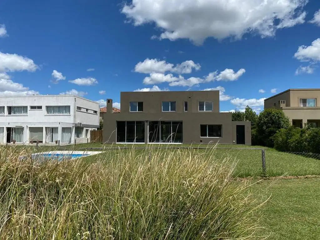 Barrio Privado Las Liebres - Casa a estrenar sobre lote a parque central - Foto 0