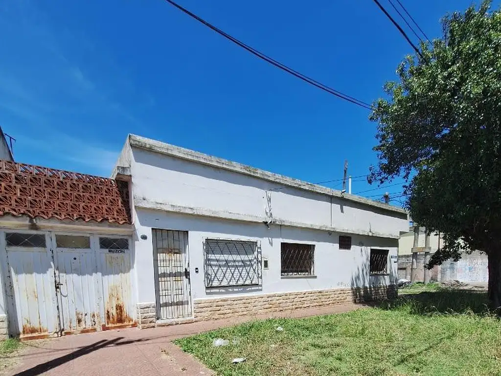 Venta Casa 4 ambientes c/ fdo y gge. Quilmes Oeste.