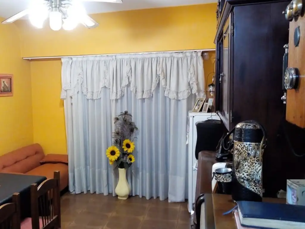 Departamento céntrico Caseros. 3 ambientes, excelente estado con balcón -opcional cochera consultar-