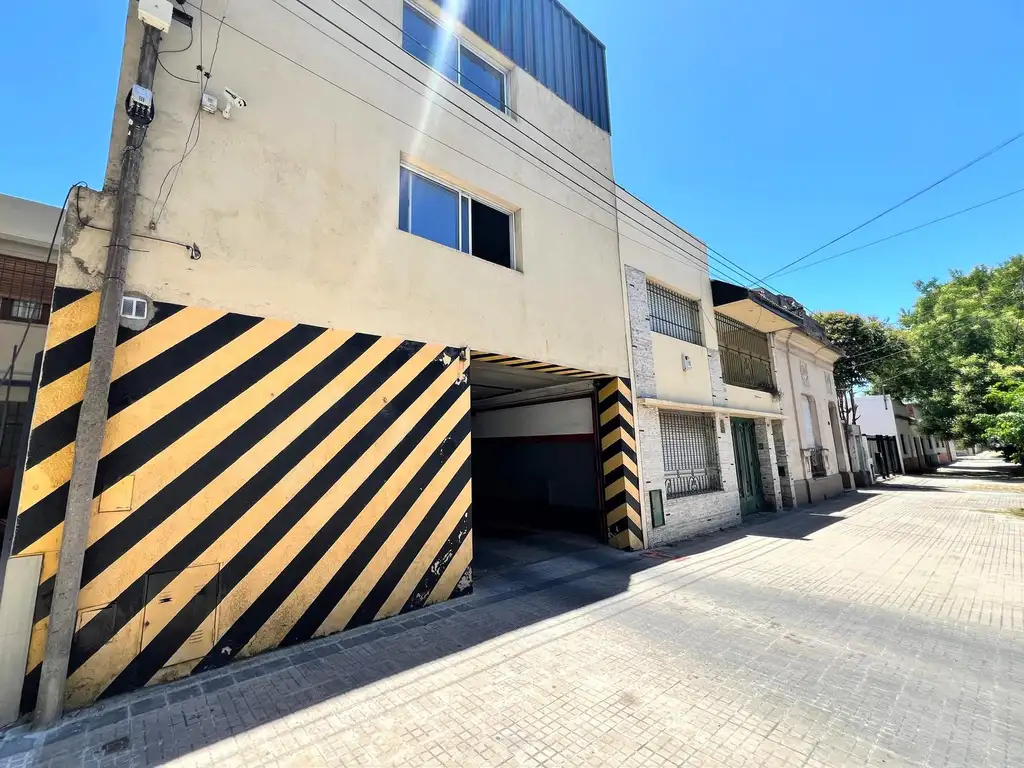 Galpón o edificio de cocheras. Lote constructoras. La Plata