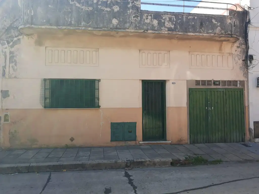 CASA EN VENTA   TERRENO PROPIO   LOTE de 8,66 x 11,09mts    OCUPADA CON CONTRATO VIGENTE