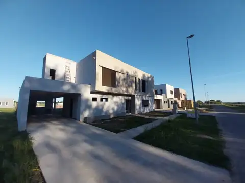 Barrio Don Mateo, estrenar, casa 3 dormitorios, lote de 599 m2, pileta, 180 m2.-