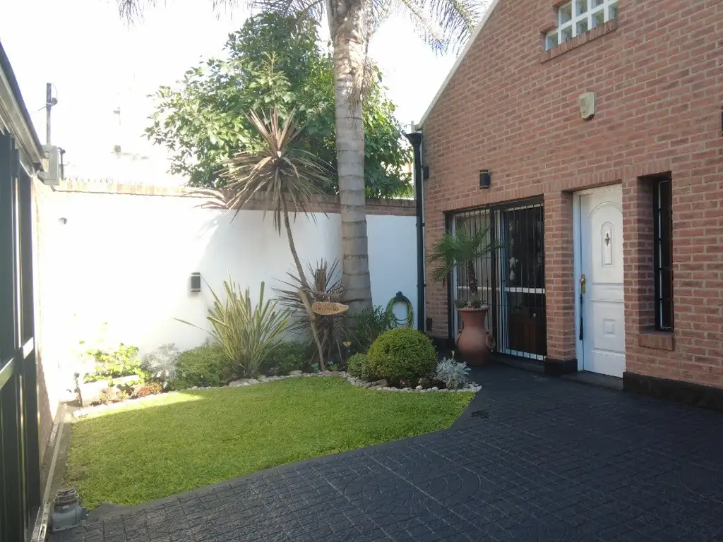 Casa Venta 4 ambientes 30 años, 120m2, 1 cochera, Dr P Honaine 2600