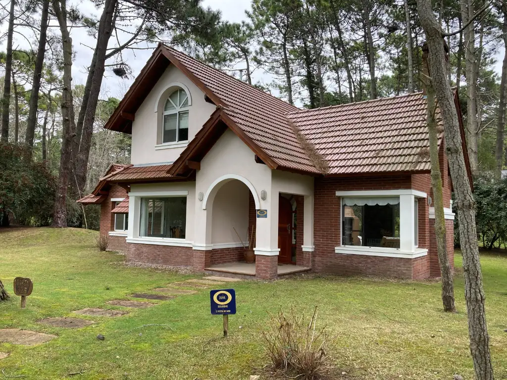 Muy linda casa en magnifico entorno de bosque cerca del mar