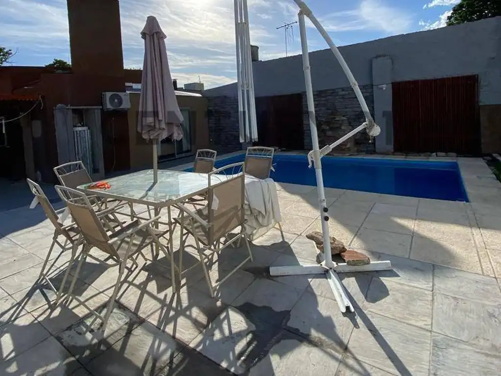 132 entre 530 y 531, Casa dos dormitorios y piscina, en Vent