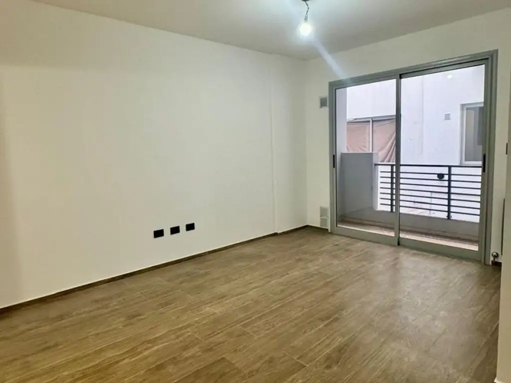 VENTA IMPECABLE AMBIENTE A ESTRENAR CON BALCON