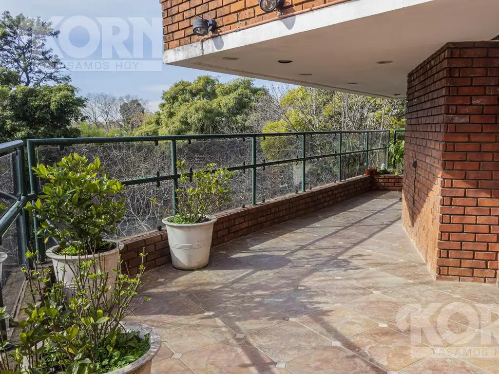 EXCELENTE TRIPLEX EN BARRIO PARQUE, CON PILETA, 2 COCHERAS - SEGURIDAD LAS 24HS. - Foto 0