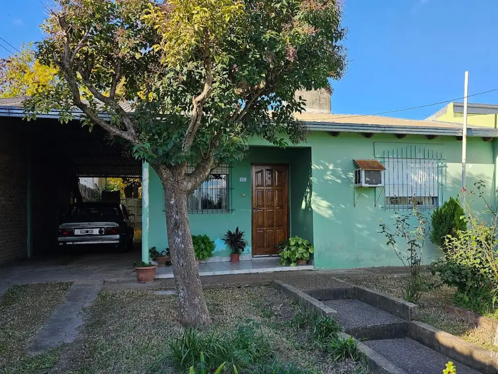 Casa sobre calle Escalada, a solo 150 mts de Cettour. B° Loma Hermosa. SAN JOSE.