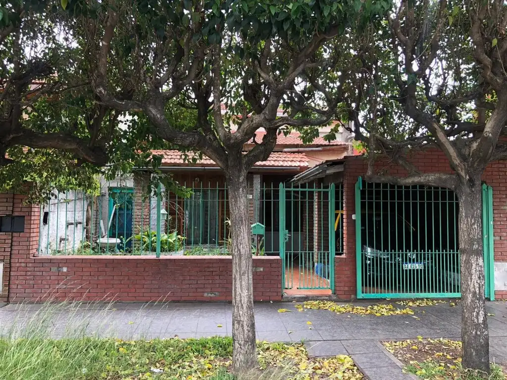 CASA 4 AMB EN VENTA TEMPERLEY CON COCHERA Y PATIO