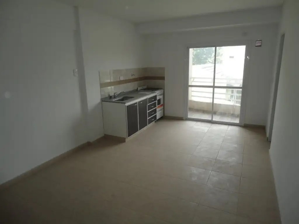 HERMOSO DEPARTAMENTO 2 AMBIENTES CONTRAFRENTE CON BALCÓN  SEMI-NUEVO