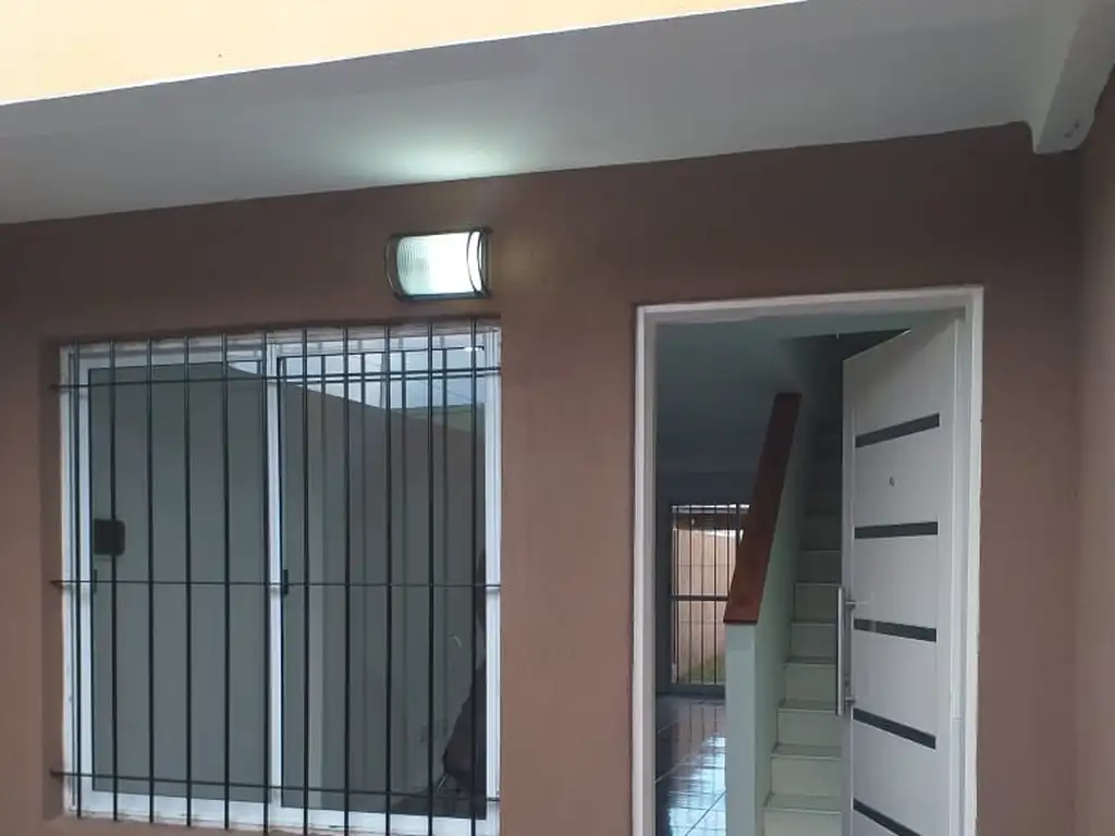 SE VENDE EXCELENTE TRIPLEX A ESTRENAR CON COCHERA, LAVADERO, FONDO EN LOMA HERMOSA