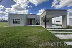 Venta casa 4 ambientes con cochera y piscina en Haras del Sur III - La Plata