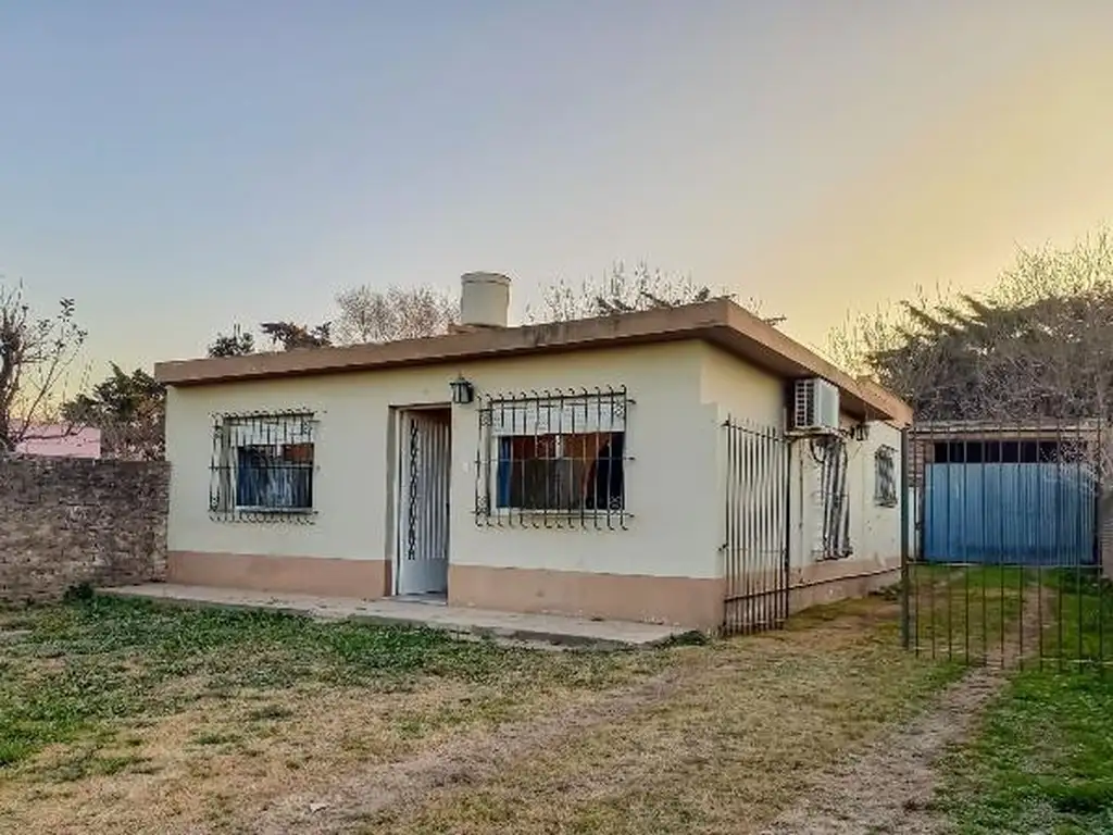 Casa en venta - 2 Dormitorios 1 Baño - 325Mts2 - Carmen de Areco