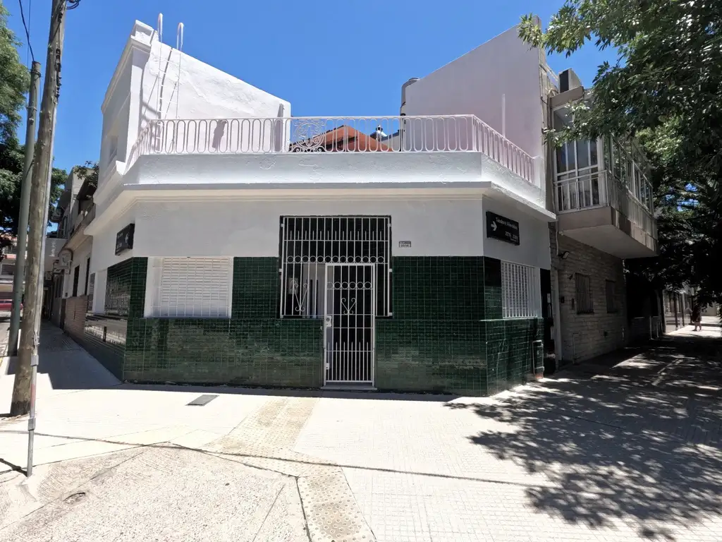 Casa en Alquiler en VdParque – 2 dorm, lavadero, Terraza, sin expensas 97m2, frente a plaza, hermosa