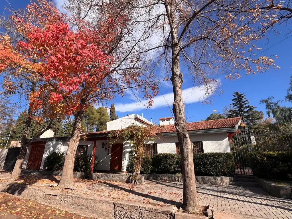 Venta Casa de Categoría La Puntilla, lujan de Cuyo