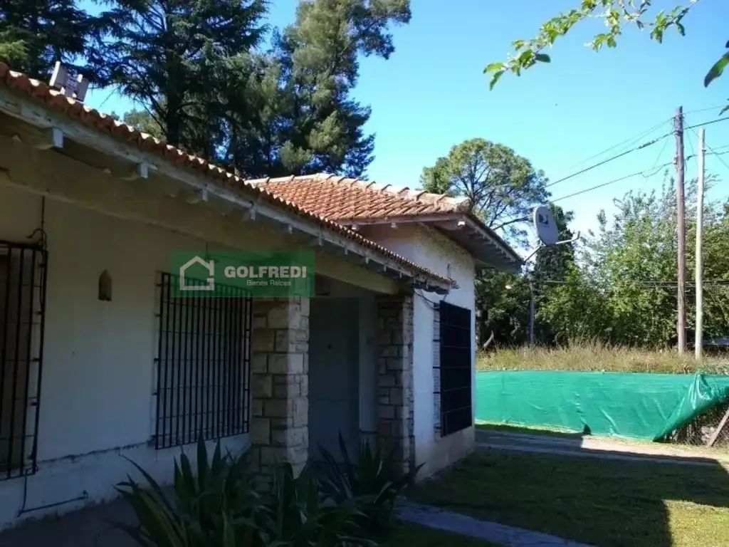 Chalet en amplio lote sobre esquina de 916 m2, a 300 metros de Avenida Belgrano y Panamericana. Sóli