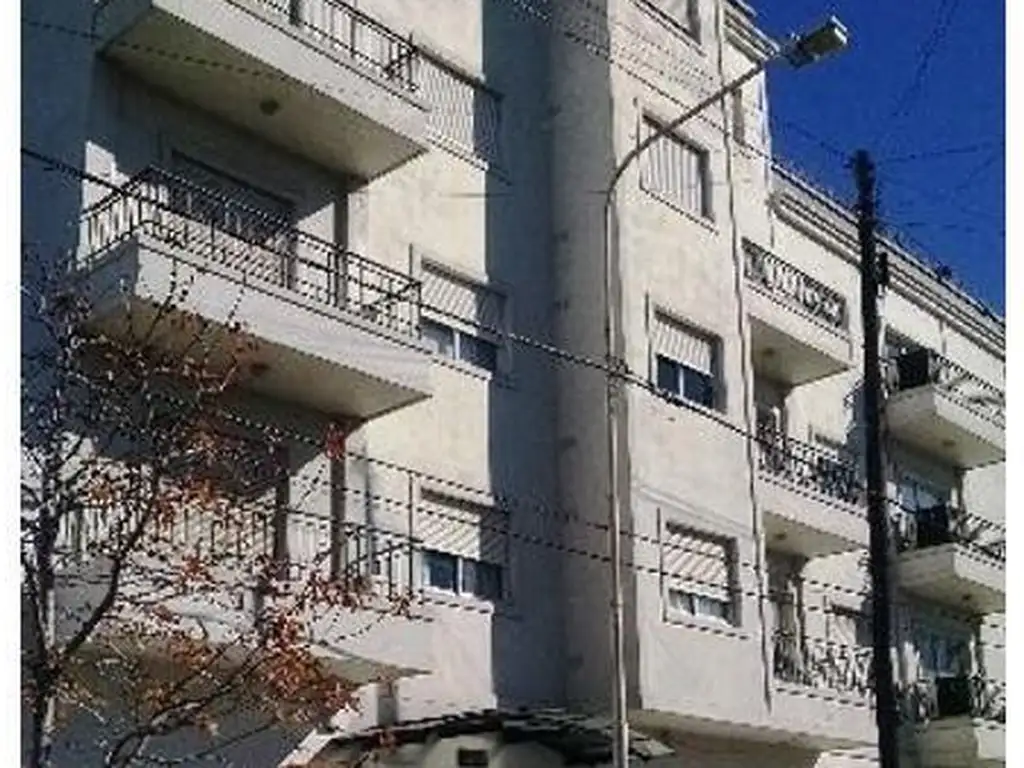 *MUY BUEN DEPTO. DE 3 AMB. AL FRENTE CON BALCÓN *EDIFICIO CON SUM