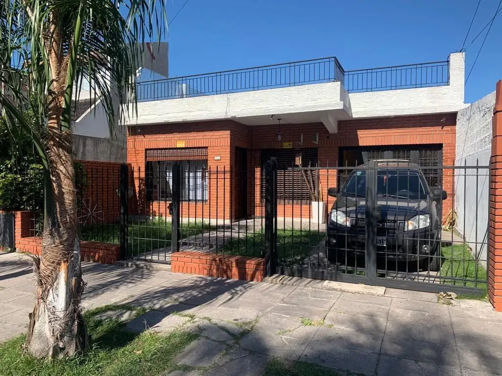 OPORTUNIDAD VENTA CASA 3 AMBIENTES CON AMPLIO LOTE MORON SUR