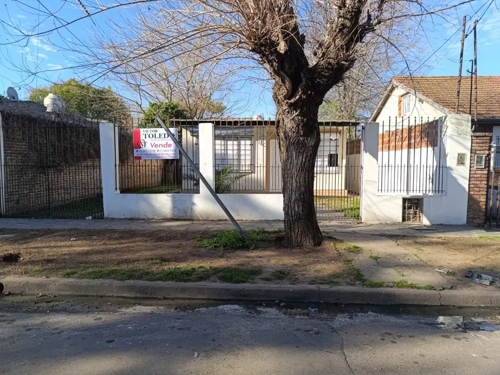 Casa dos ambientes con gran espacio libre.