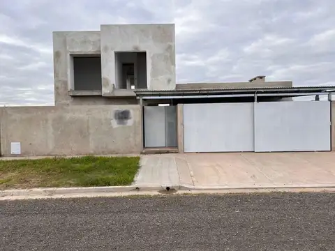 CASA EN VENTA EN SALTO A TERMINAR CON PILETA