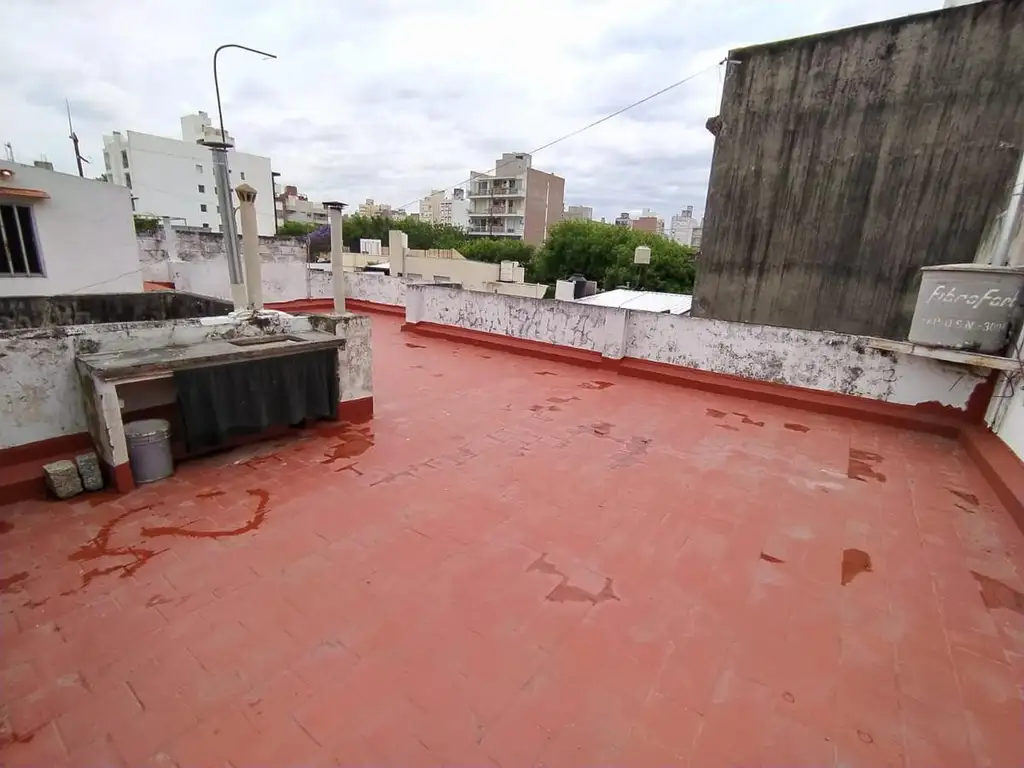 Casa Interna Planta Alta en Alquiler Dos Dormitorios y Comodín. Amplia Terraza exclusiva.