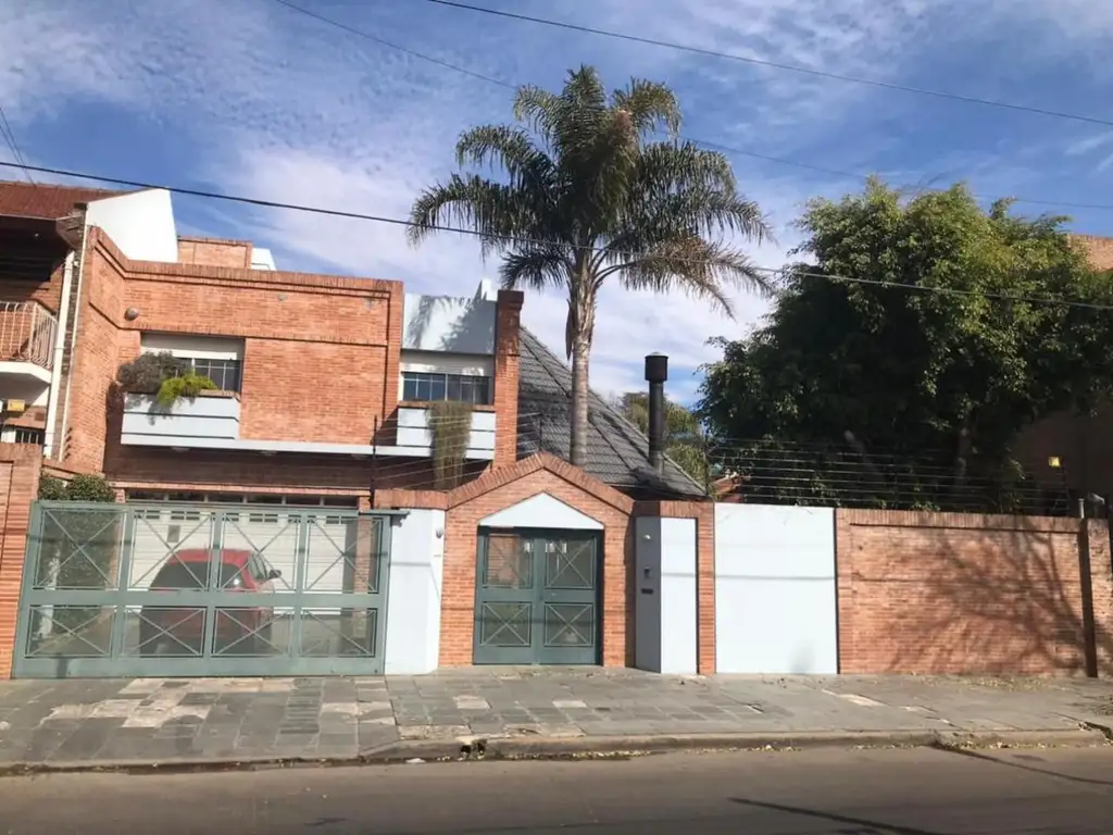 Venta- Colegio Militar 4684- Casa 6 amb. c/ cochera-