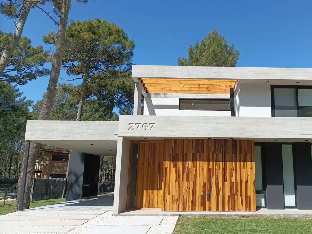 Casa en Venta - 6 ambientes - USD 295.000