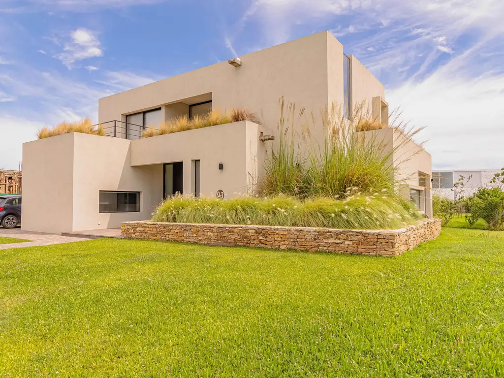 VENTA HERMOSA CASA PUERTOS DEL LAGO Bº ACACIAS