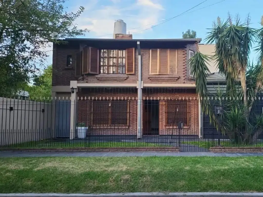 Casa en venta - 4 Dormitorios 3 Baños - Cocheras - 538Mts2 - Villa Udaondo, Ituzaingó