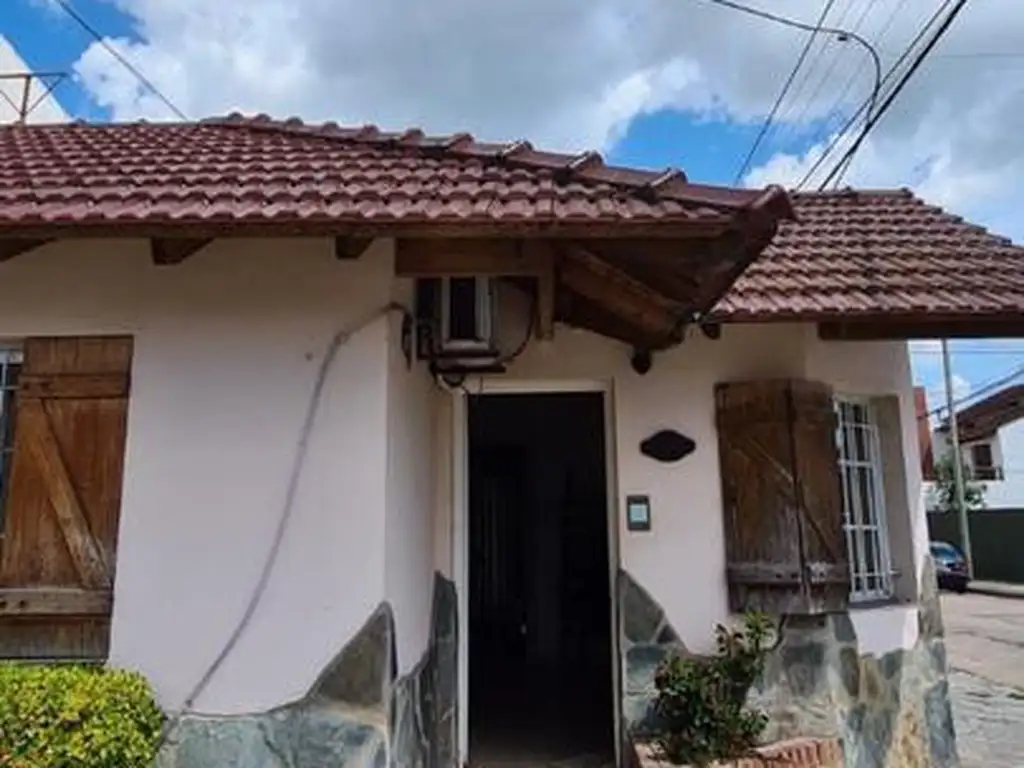 Casa en venta - 3 Dormitorios 2 Baños 1 Cochera - 130Mts2 - Salto