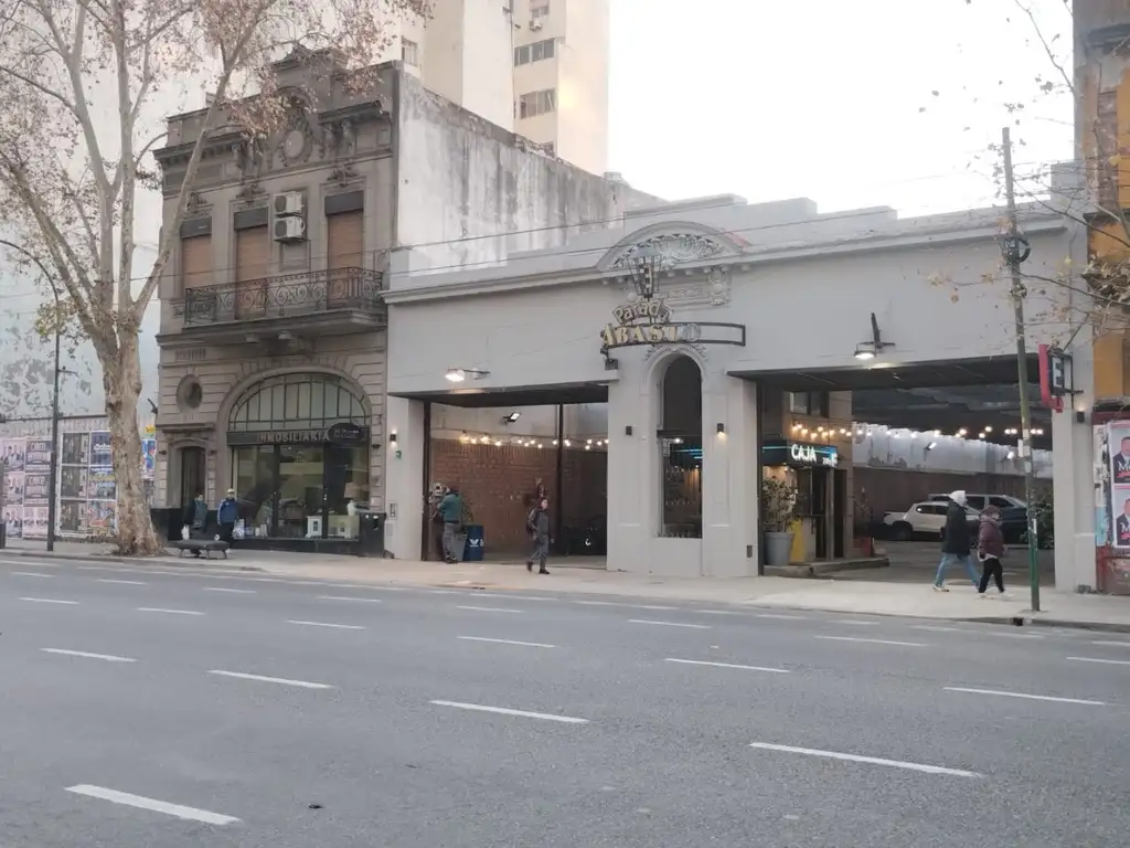 Importante local en lote propio. 25mts de frente sobre Av Corrrientes.