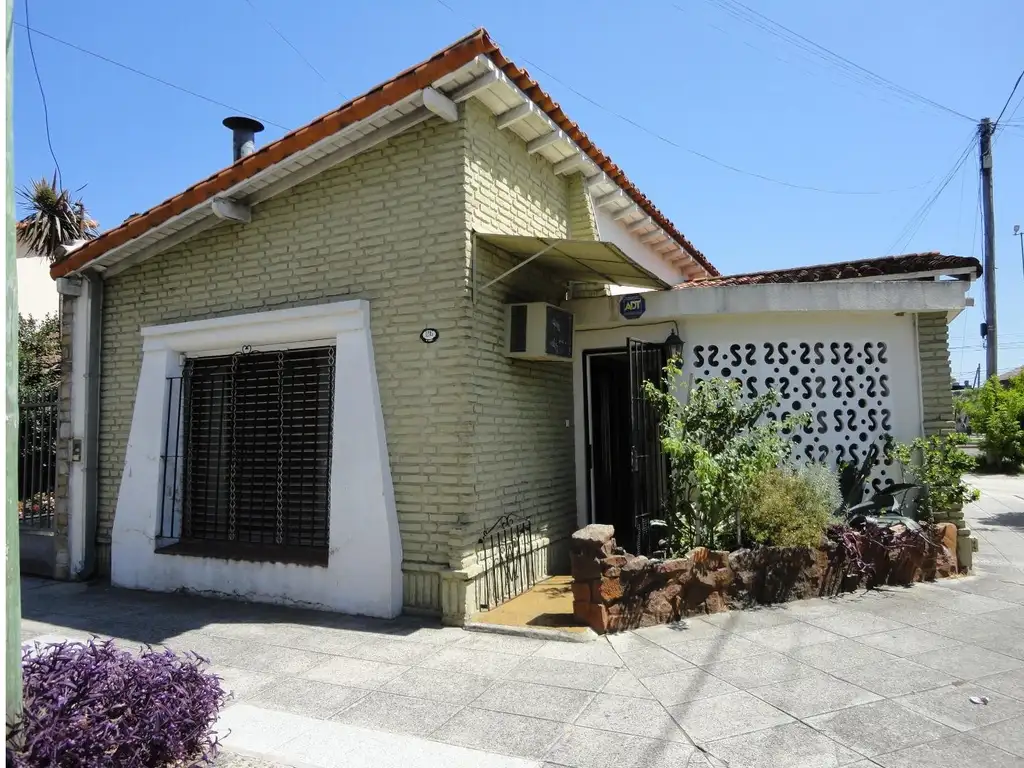 CHALET EN ESQUINA TODO EN PLANTA DE 4 AMBIENTES A 8 CUADRAS