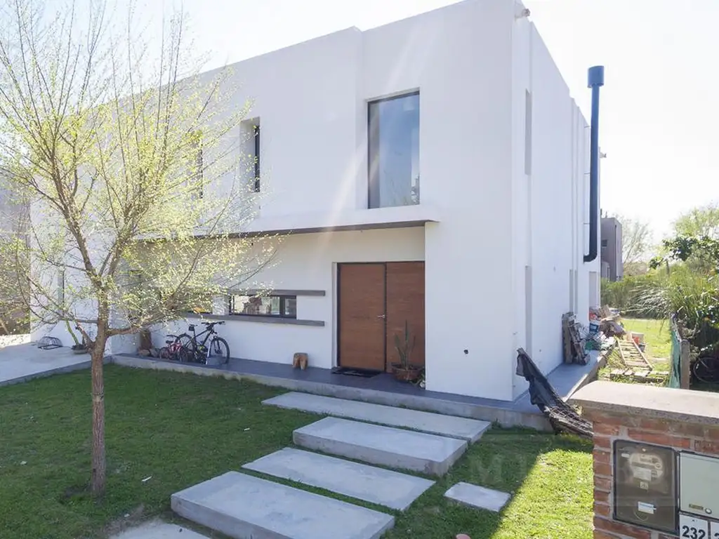 Casa en venta con renta  sobre lote Interno, Barrio la Comarca Bancalari