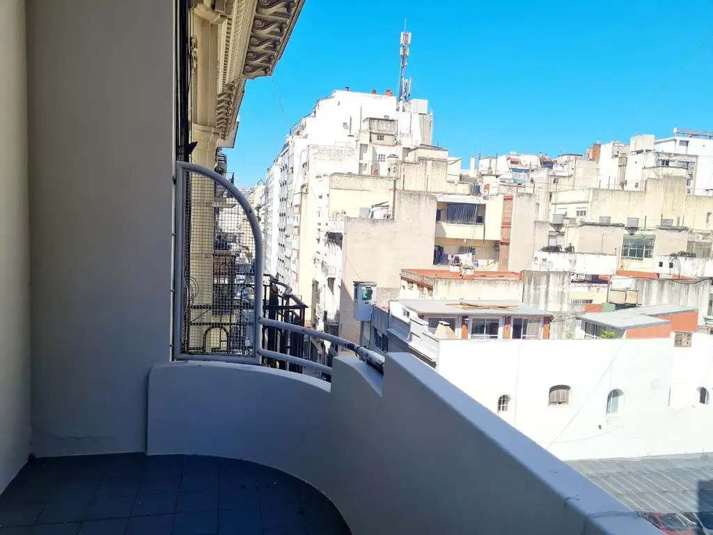 Departamento de 3 Ambientes en  Venta con renta - Balcón - Tribunales