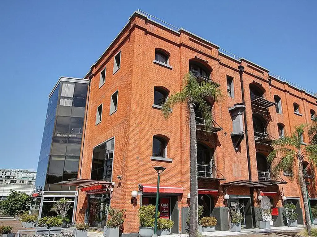 Local gastronomico y equipado en la cabecera del dock uno de Puerto Madero, el local cuenta con mas