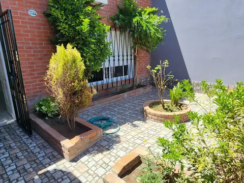 EXCELENTE CASA 4 AMBIENTES CON JARDIN, PATIO Y TERRAZA .