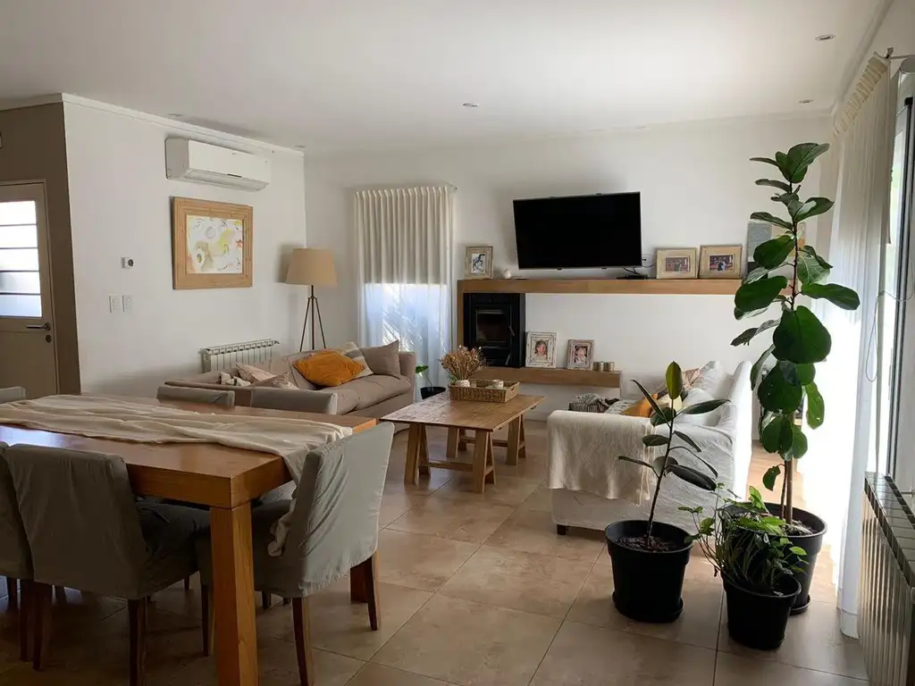 Casa en venta de 4 ambientes y cochera y amenities en Lomas de Zamora oeste