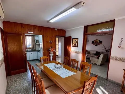 CASA EN VENTA EN MONTES DE OCA DOS DORMITORIOS