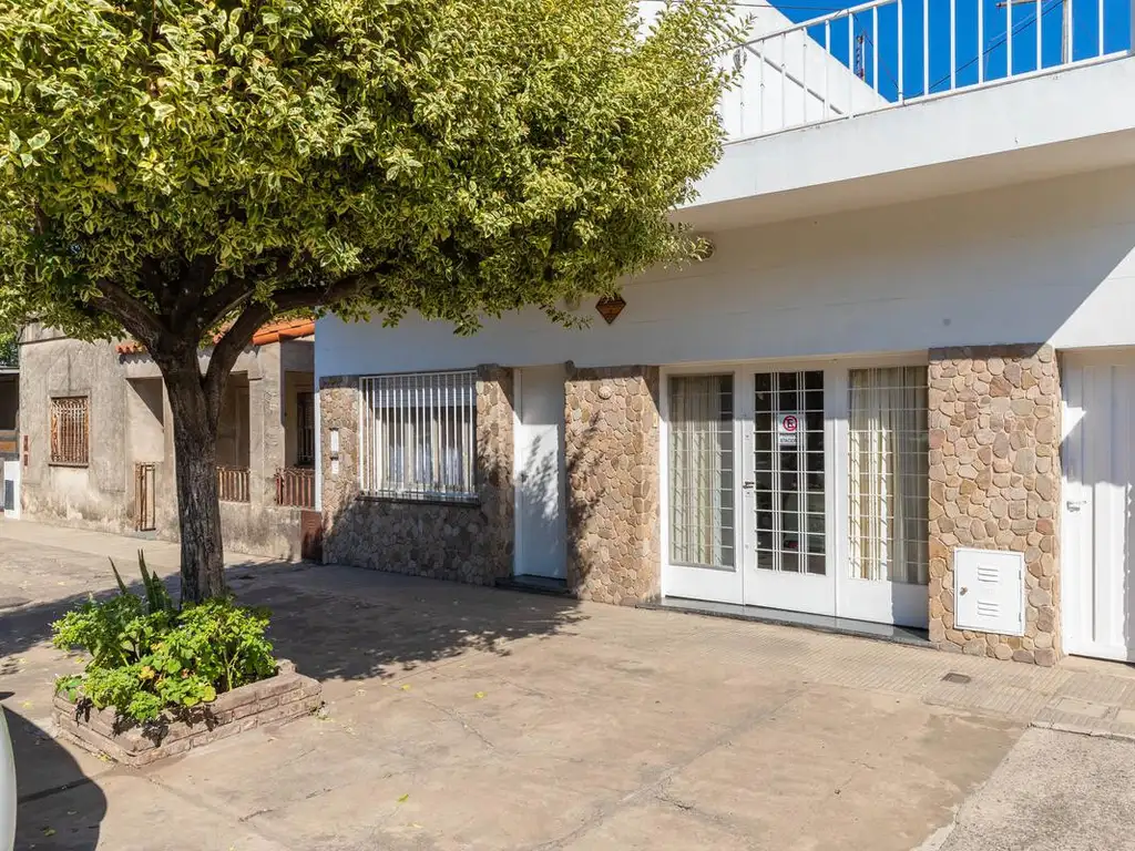 EN VENTA -  CASA 2 DORMITORIOS CON COCHERA- PATIO Y PARRILLA  - CINCO ESQUINAS