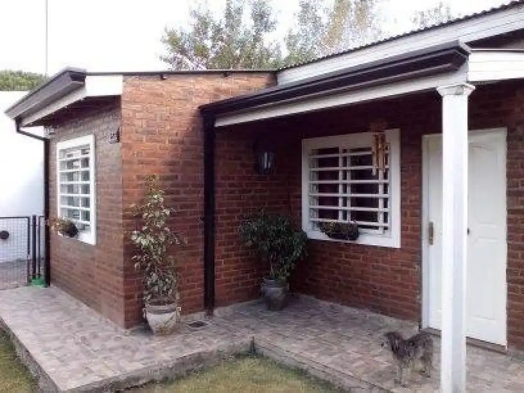 Casa venta - 3 dormitorios 1 baño - 136  mts2 - Etcheverry