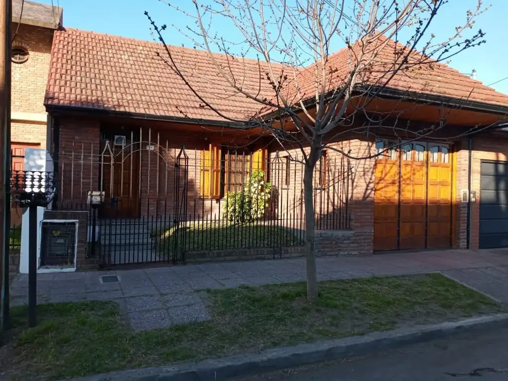 Venta Quilmes Oeste. Chalet 4 amb c/ amplio parque.