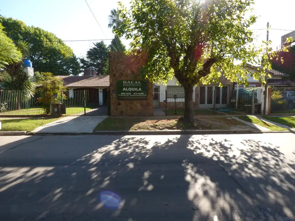 Casa en alquiler en Manuel B Gonnet - Dacal Bienes Raíces