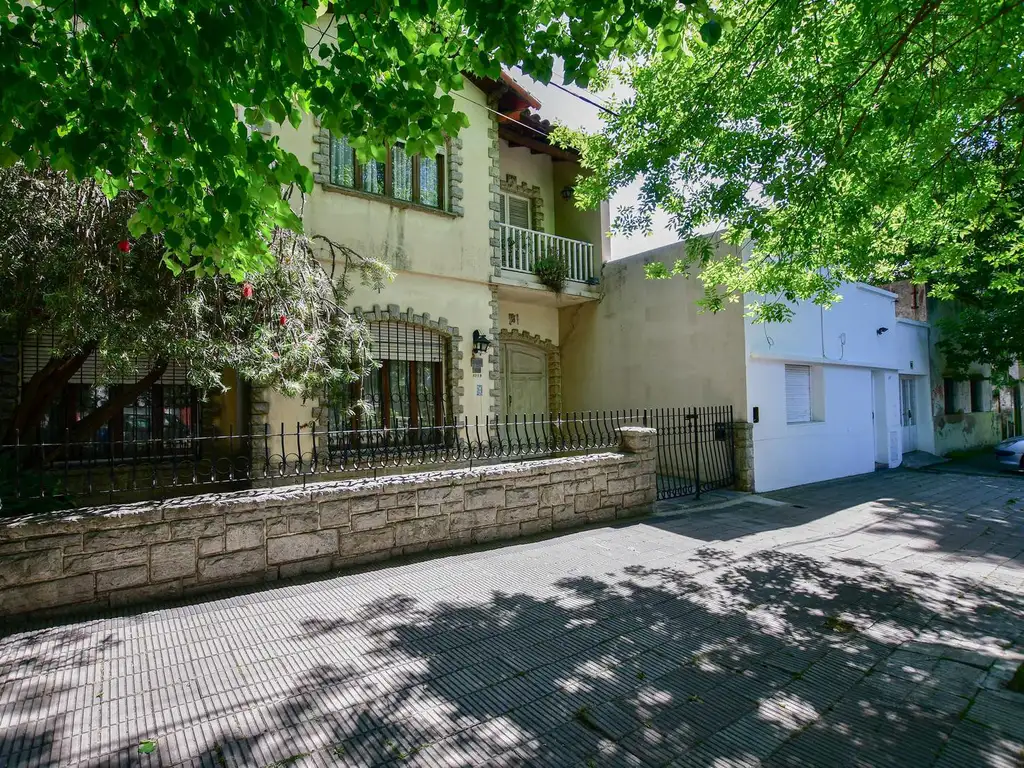 Casa en Venta La Plata de 3 dormitorios , quincho y pileta  19 entre 67 y 68