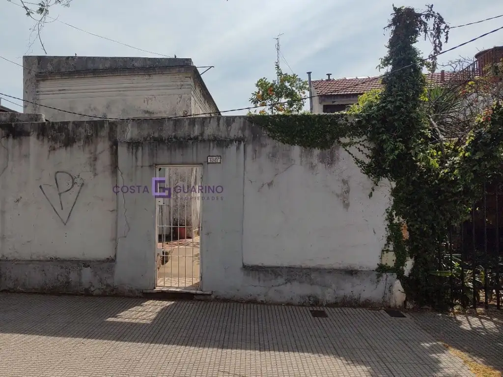 Terreno de 165 m² (8,66 X 19) con casa de 3 ambientes a refaccionar