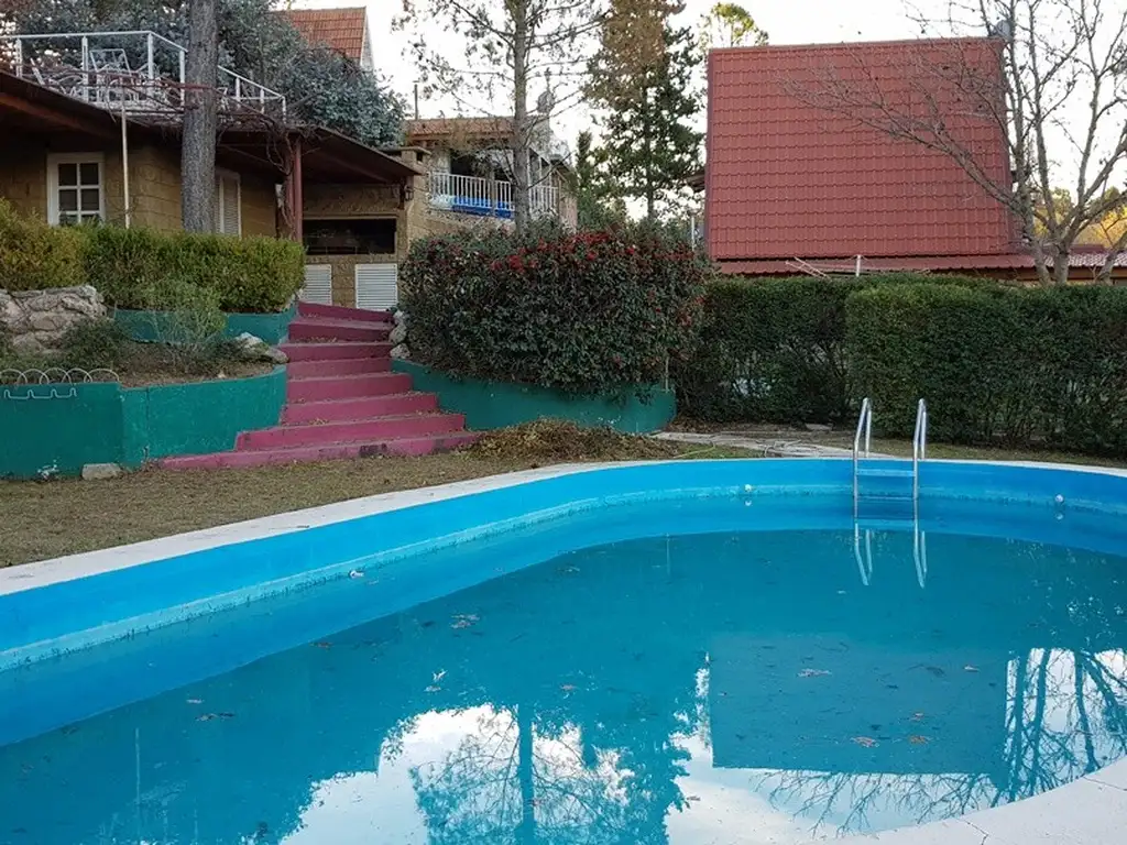 MUY LINDA CASA ESTILO CABAÑA, EN COMPLEJO CON COSTA AL RIO/LAGO - PARQUE SIQUIMAN. Oportunidad !