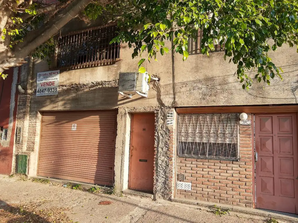 Excelente Galpón c/ Vivienda, 300 Mt.2 "Tomo Depto parte de Pago"