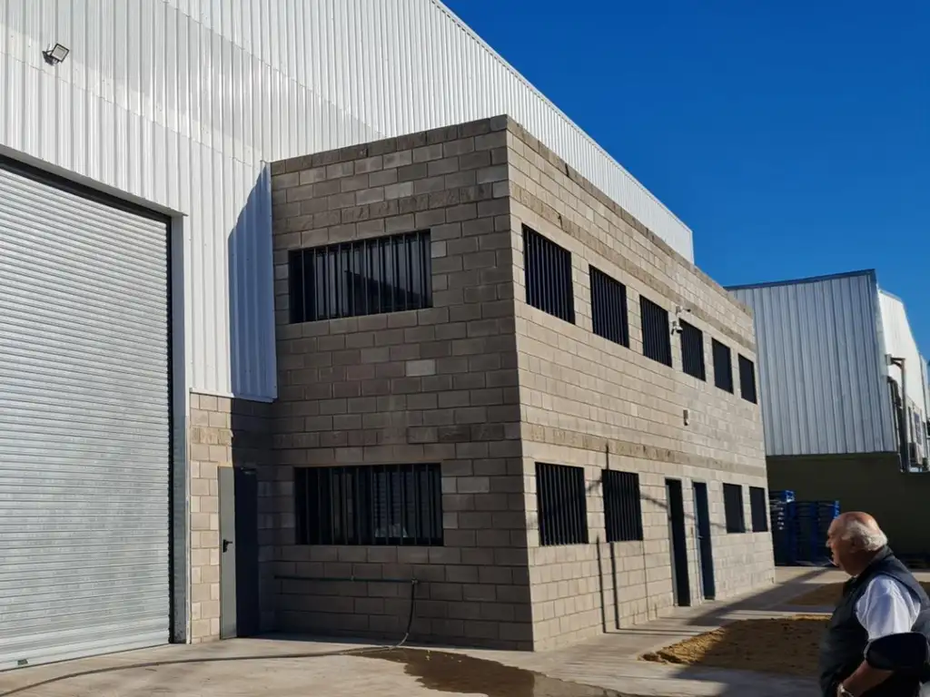 Excelente Nave Industrial 1.100 M2