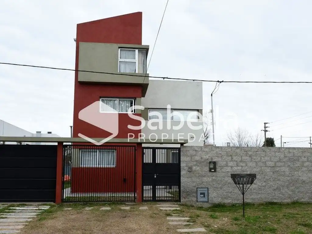 Venta de Casa 4 DORMITORIOS con Pileta en Manuel B Gonnet.